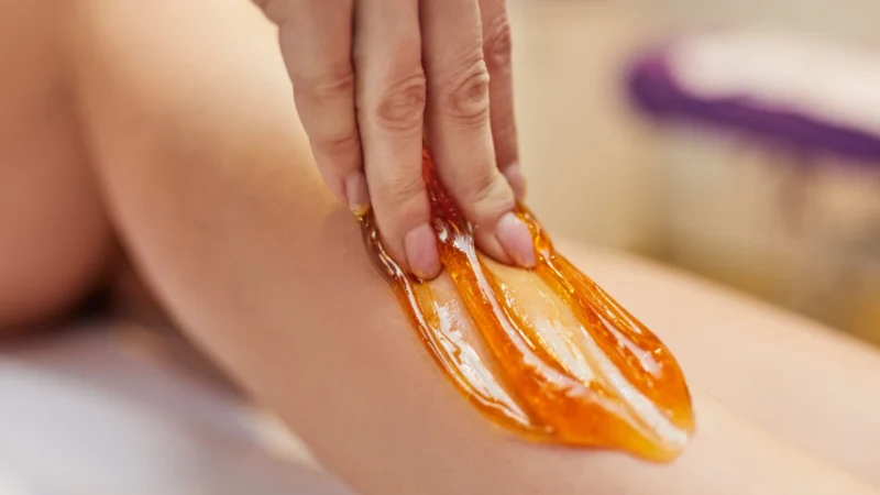 Depilacja pastą cukrową Vs Waxing. Co jest lepsze?