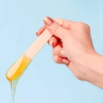 Co jest lepsze – depilacja woskiem czy depilatorem?